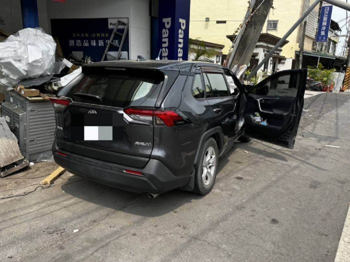 萬丹鄉中興路二段發生自小客車撞擊路邊電線桿之交通事故